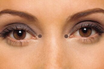 Убираем отечность вокруг глаз, создаем распахнутый взгляд с точкой у внутреннего уголка глаз