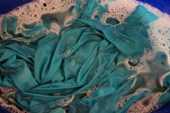 Этот способ уберет любые пятна с одежды и кухонных полотенец. Рассказываю