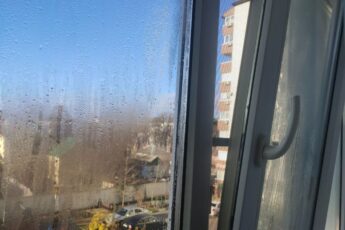 Нашла простой способ избавиться от запотевания окон. Трачу 1 минуту на окно и все сухо, плесени нет