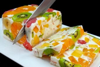 Красиво, вкусно и полезно: необычный десерт из фруктов и молока