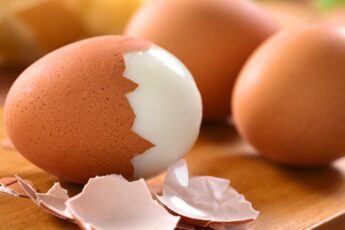Правильная варка яиц. Что добавить в воду, чтобы скорлупа не приклеивалась к белку никогда?