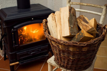 Что нужно сделать, чтобы дрова горели вдвое дольше и давали больше тепла