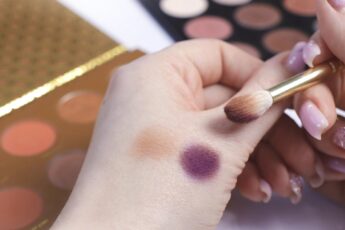 Часто вижу, как женщины 60+ по незнанию подчеркивают морщинки у глаз: 4 банальных правила, которые многое решают