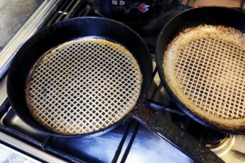 Как сделать, чтобы к алюминиевой или чугунной сковородке ничего не прилипало. Способ из советского журнала