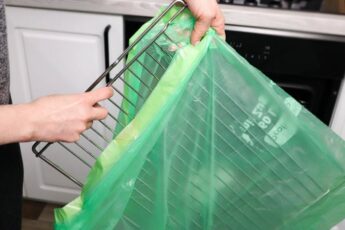 Простая хитрость сэкономит время и силы: просто положите грязную решетку от духовки в пакет