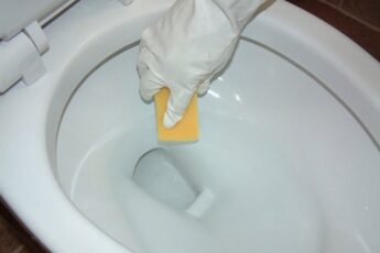 «Чище чем посуда», — метод который мне посоветовала уборщица помог до блеска отчистить унитаз