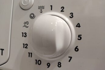 Свекровь долго удивлялась, почему я никогда не стираю при температуре 40 градусов и выше, теперь тоже стала так делать