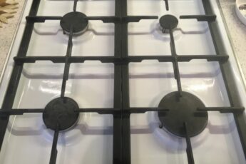 Случайно узнала способ «до блеска» очистить даже самые грязные конфорки. Показываю хитрость как всего за 7 минут привести их в порядок