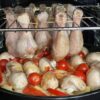 Горячее блюдо, которое ни у кого не получится испортить: просто подвесьте куриные голени на решетку