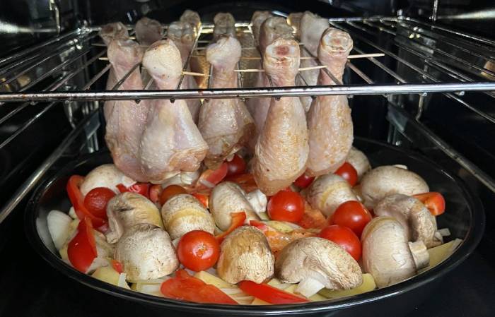 Горячее блюдо, которое ни у кого не получится испортить: просто подвесьте куриные голени на решетку