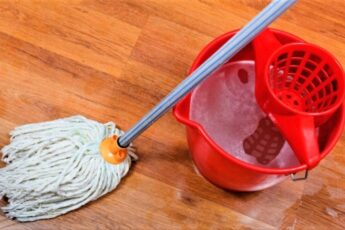 Второй месяц мою полы не только с солью. Маленькая добавка помогает лучше справиться с обеззараживанием и поддерживает приятный запах