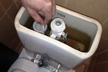 Проблема вечно льющейся воды в унитазе решена раз и на всегда: простой метод от опытного сантехника