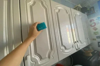 Липкий, жирный налёт и другая грязь не устоит перед этим составом. Кухонные шкафы вновь сияют чистотой. Нанесла, протёрла – всё, рецепт…