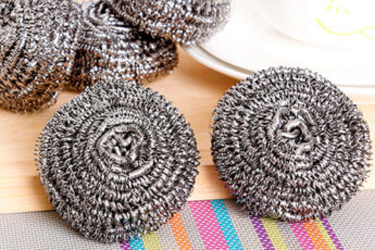 Металлическая губка на кухне просто незаменимая вещь: 5 способов применения