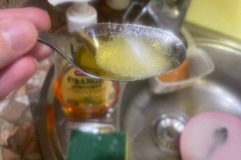 Для чего солить средство для мытья посуды и накрывать сковороду пергаментной бумагой: пять советов для чистой кухни