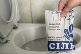 Зачем сыпать соль в унитаз знают только опытные хозяйки. Теперь будете делать так всегда