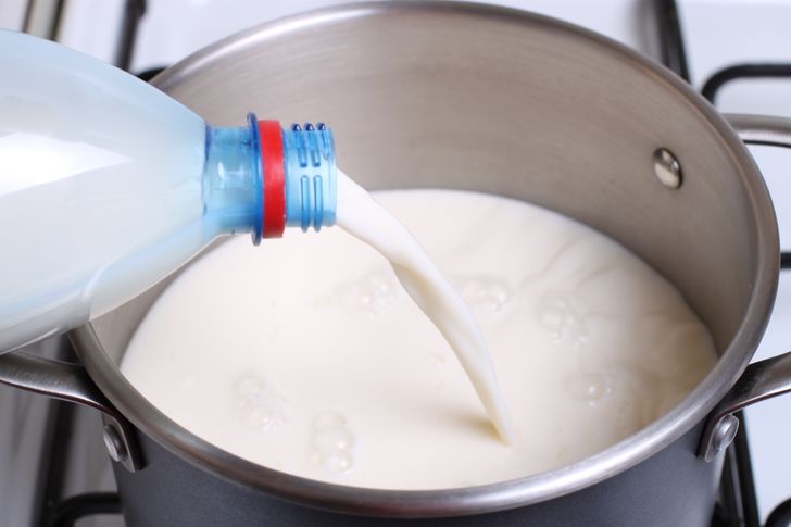 Подруга из деревни поделилась хитростью, что она делает, чтобы молоко долго не скисало и было как свежее: делюсь (и нет, речь не про соль)