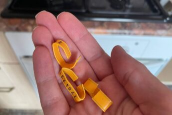 Они у меня на вес золота: больше никогда не выбрасываю зажимы от пакетов. Делюсь как применяю их в быту!