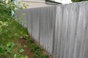 2 года назад сделал дешевый и симпатичный забор из шифера: показываю, что с ним теперь стало и о чем жалею