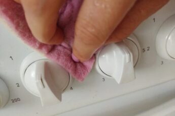 Отмываю ручки плиты за 5 минут, не снимая их, тереть тоже не нужно (делюсь хитростью)