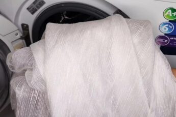 Новый тюль уже 10 лет не покупала, а он все равно белоснежный. Делюсь как я просто стираю его с маленькой хитростью