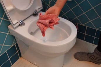 Избавьтесь от известкового налёта и плесени в ванной с помощью 2 компонентов