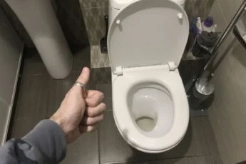 Чищу добела любой известковый налёт на унитазе и другой сантехнике за 35 рублей. Делюсь своим способом