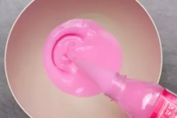 Перед приходом гостей я выливаю эту розовую смесь в унитаз. Вся ванная комната пахнет чистотой и свежестью