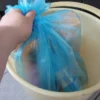 Мусорные мешки больше не покупаю: дорого и постоянно рвутся. Нашла им бесплатную замену (способ известен еще со времен СССР)