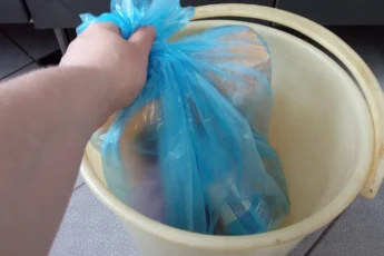 Мусорные мешки больше не покупаю: дорого и постоянно рвутся. Нашла им бесплатную замену (способ известен еще со времен СССР)