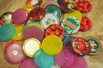 До сих пор складываете крышки в пакет? Вы не знаете гениальный способ их хранения!