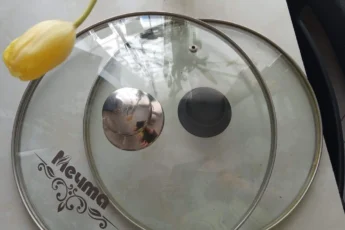 Мутные стекла на крышках сковород отмываю на раз два: больше никакой грязи под ободком и липкой пленки. Делюсь рабочим способом