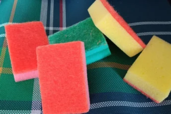 Покупаю дешевые губки для мытья, но посуду не мою. Расскажу 5 случаев, как нестандартно их применяю в решении бытовых проблем