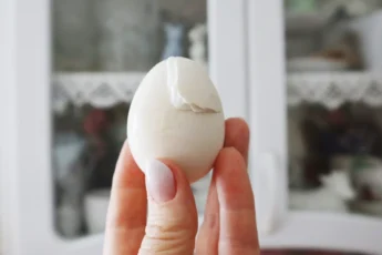 Уникальная методика сварить яйца без единой трещины. Используем народный метод 4-8-10. Самый простой способ украшения яиц