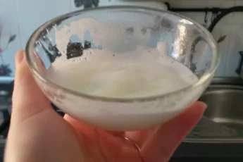 Сделала чистящую пасту по методу «3 ложки» и отмыла ей всю кухню. Покажу, какие дешевые ингредиенты использовала