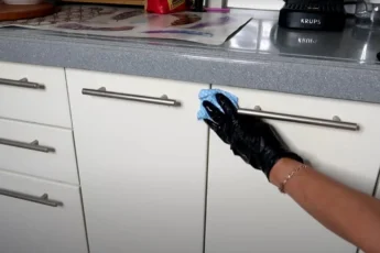 10 минут и фасады на кухне блестят как из магазина. Простой способ, который быстро удаляет жирный налёт и грязь