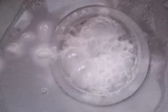 Больше не мучаюсь с засорами: Сантехник раскрыл хитрость: что залить в слив, чтобы засор ушел быстро и без усилий