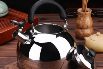 Теперь никогда не буду чистить чайник от накипи содой, уксусом, и прочими устаревшими методами. Потому что есть кучу лучший способ