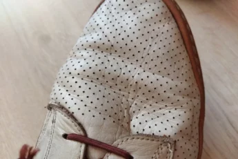 Хотела уже выбросить старые туфли с заломами, спасибо обувщику, показал, как легко за несколько минут убрать заломы. Буду носить дальше