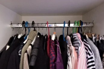 Мама научила, и теперь одежда в шкафу всегда приятно пахнет. Поделюсь простыми хитростями, как этого добиться