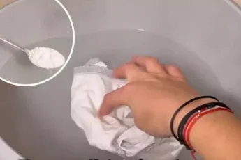 Добавляю 2 столовые ложки в воду и замачиваю белые вещи. Через 15 минут желтизна и пятна исчезают без отбеливателя!