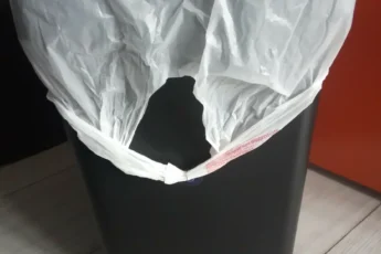Знакомая рассказала, почему никогда не положит пакет из супермаркета под мусор в ведро