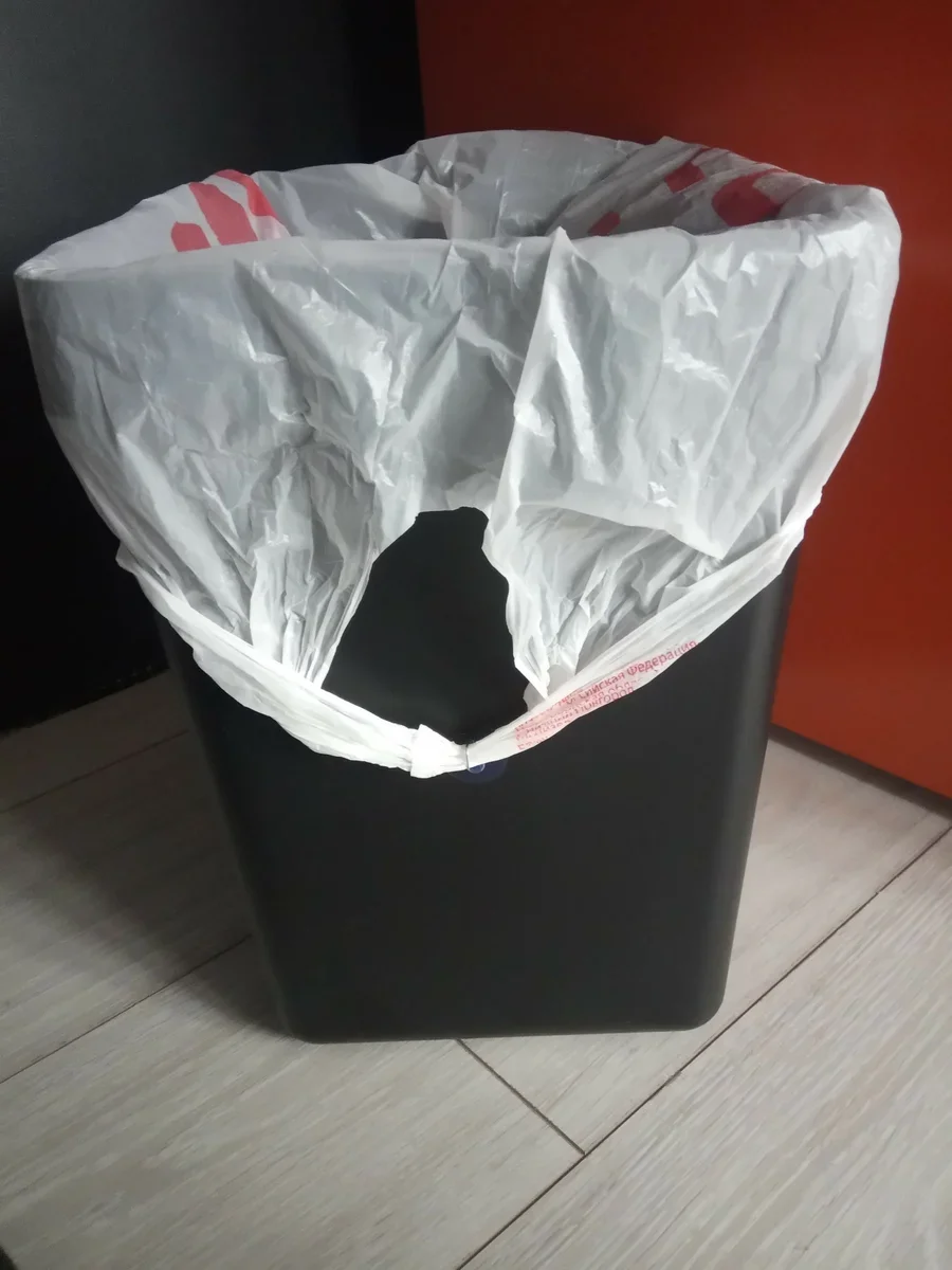 Знакомая рассказала, почему никогда не положит пакет из супермаркета под мусор в ведро