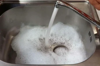 Больше не лезу под раковину при засоре. Узнал что заливать в слив, чтобы засор ушёл за 5 минут. Спасибо сантехнику