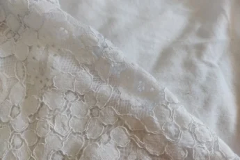 Хватит покупать отбеливатели: несколько ложек аптечного препарата, от желтизны и серости не остается и следа