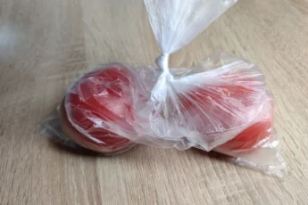 Как быстро развязать узел на пакете, не порвав в клочья. Сам не догадался еслиб бабушка жены не показала. Делюсь опытом СССР.