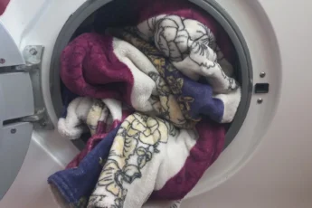 Большие одеяла или вещи в машинку - не помещаются, а стирать надо. Покажу, как я стираю своим способом