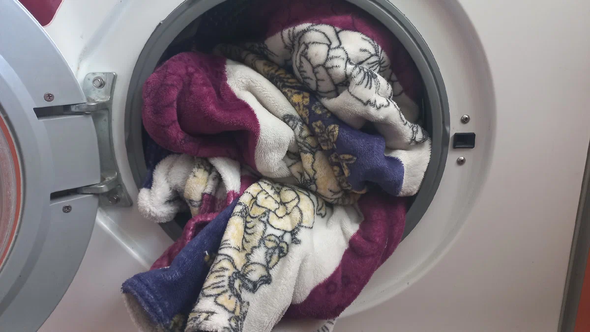 Большие одеяла или вещи в машинку - не помещаются, а стирать надо. Покажу, как я стираю своим способом