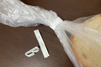 Зажимы от пакетов никогда не выбрасываю, они у меня "на вес золота". Покажу умные способы применения зажимов в быту