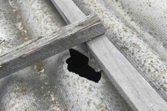 Как заделать огромную дыру в шифере или трещину за несколько минут и не тратить деньги на клей и прочее